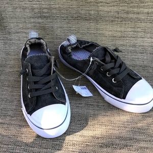 NWT ♡ Women's Comfort Fashion Sneakers ♡ Size 7